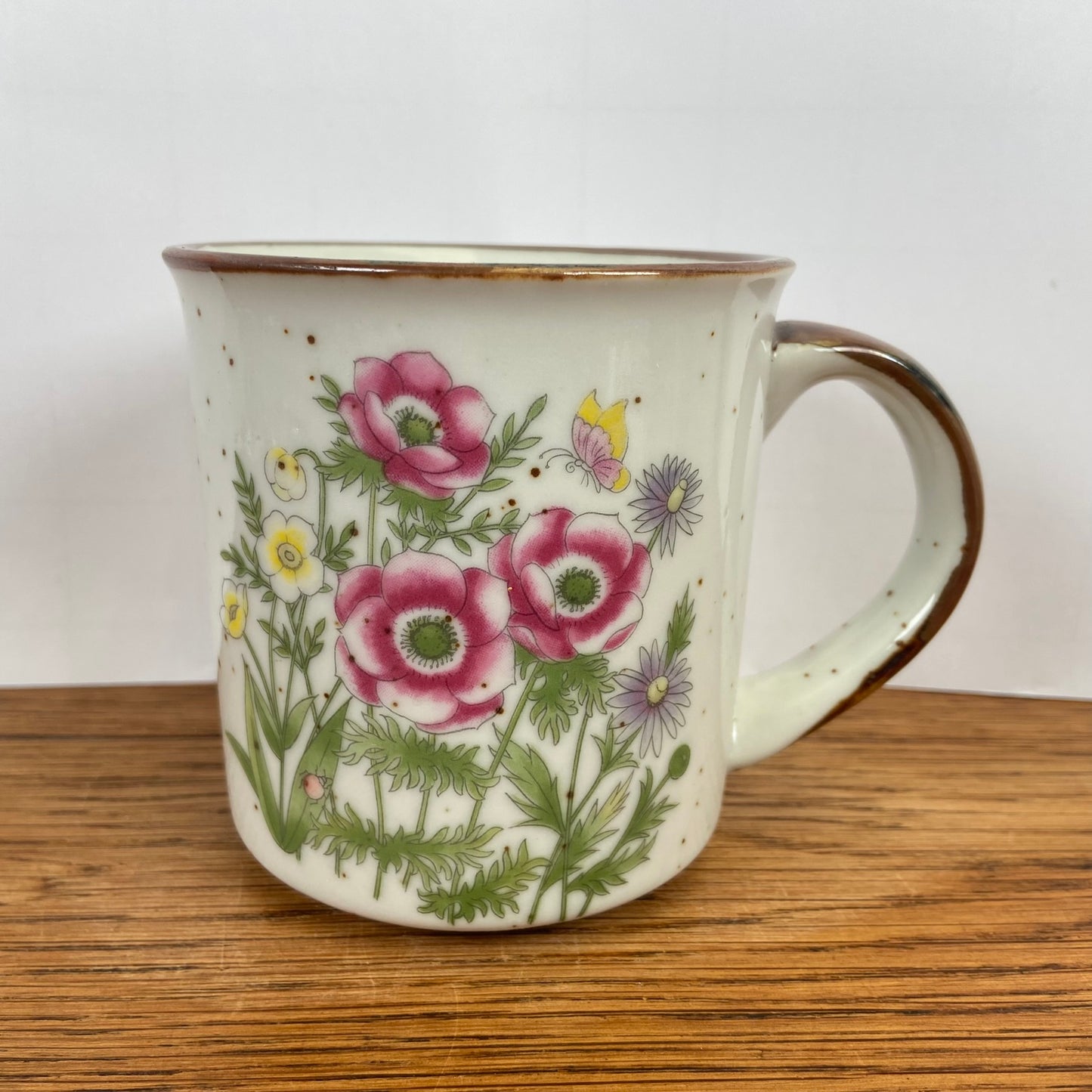 Vintage mok met bloemen