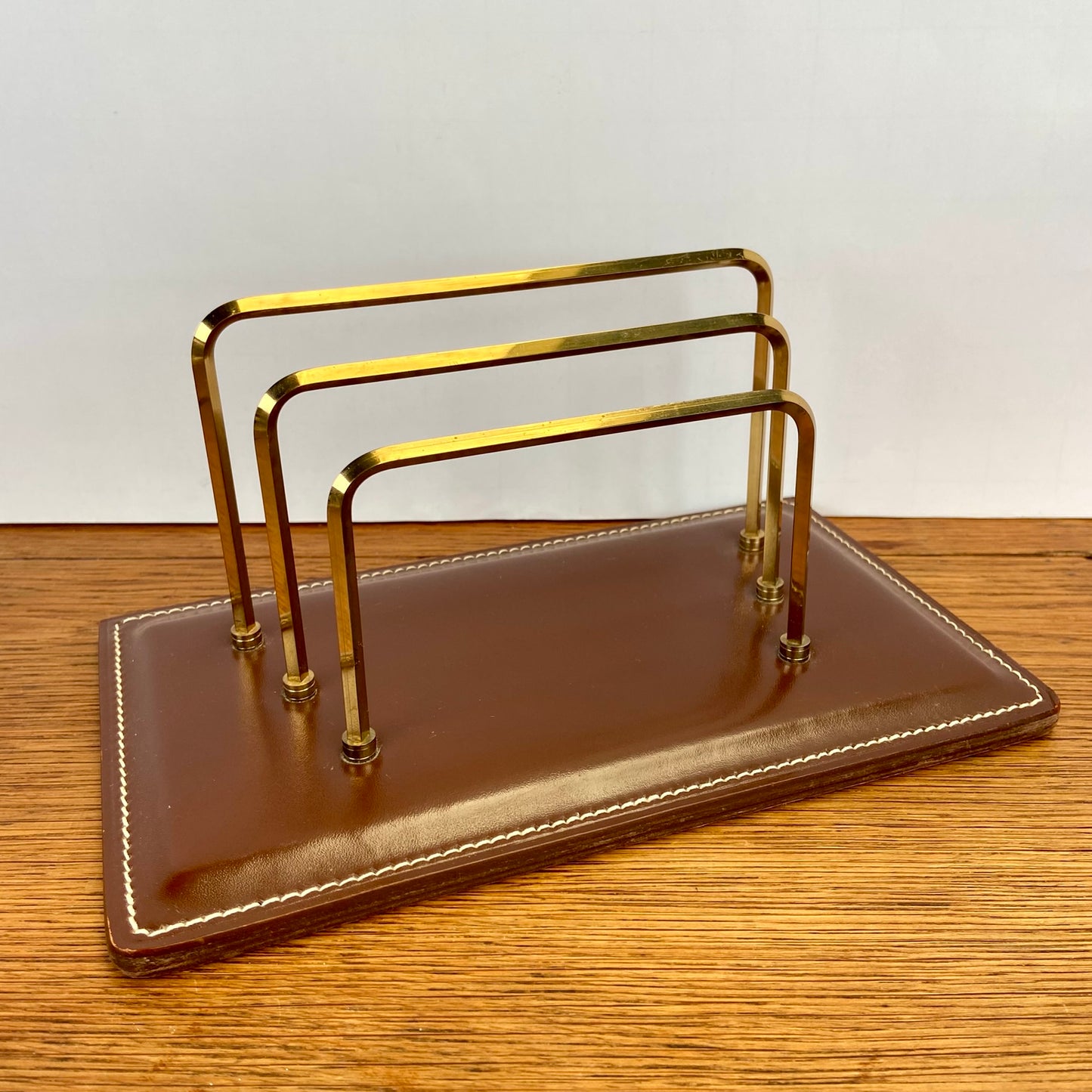 Vintage brievenhouder met leer en messing