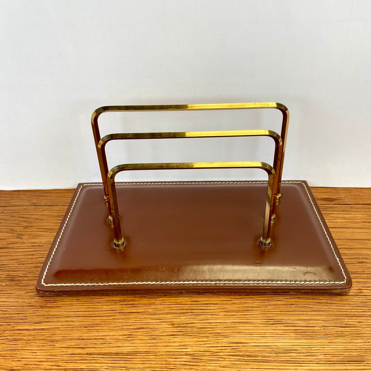 Vintage brievenhouder met leer en messing
