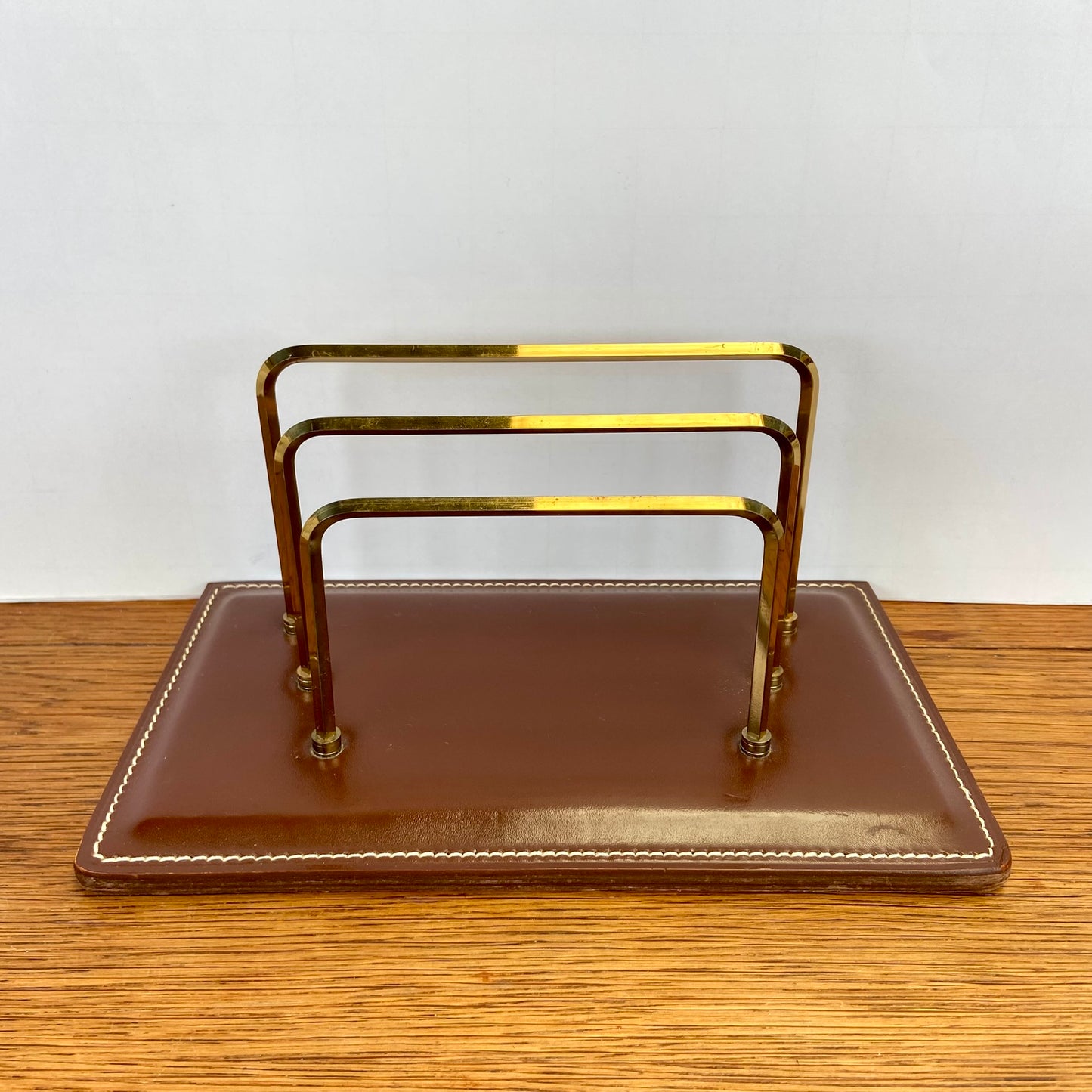 Vintage brievenhouder met leer en messing