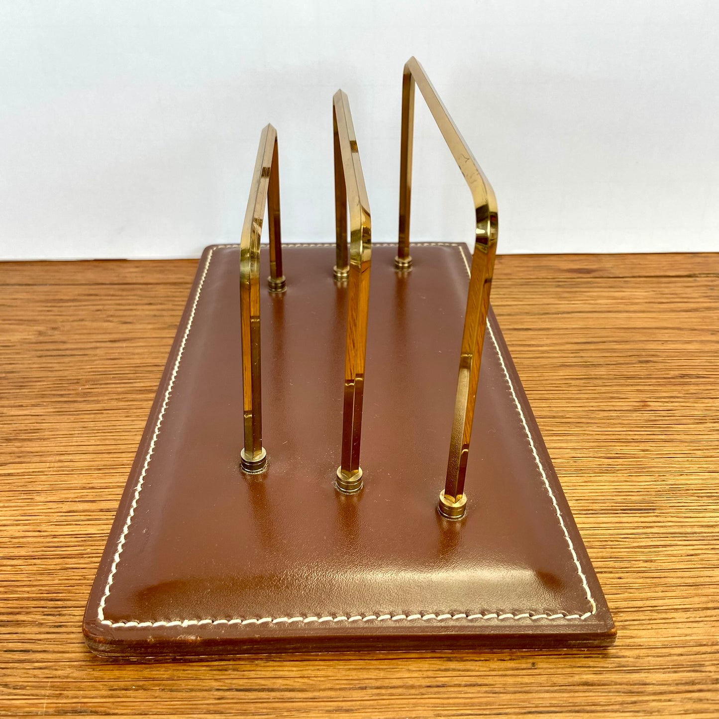Vintage brievenhouder met leer en messing