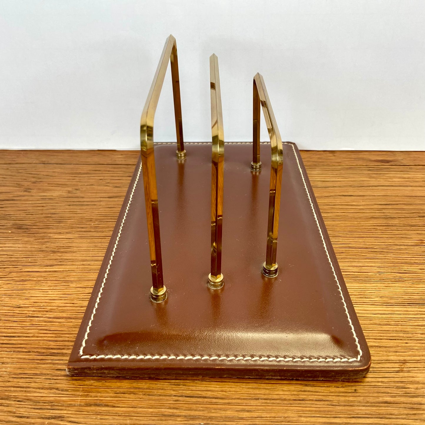 Vintage brievenhouder met leer en messing