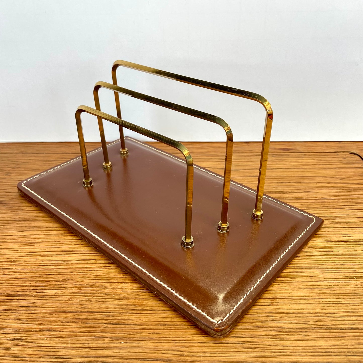 Vintage brievenhouder met leer en messing