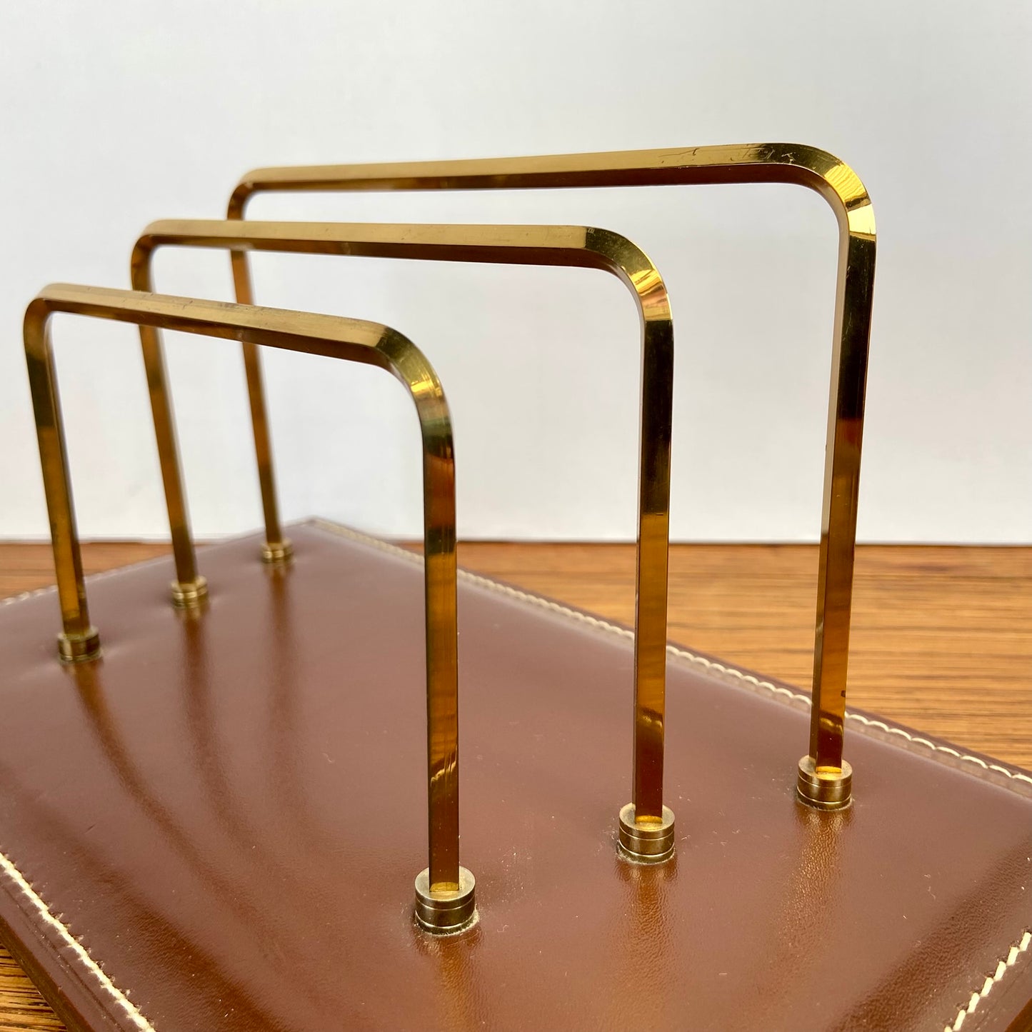 Vintage brievenhouder met leer en messing
