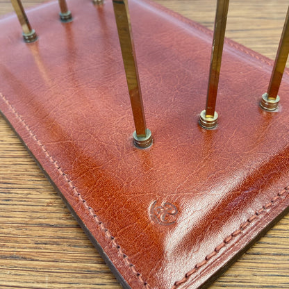 Vintage brievenhouder met leer en messing