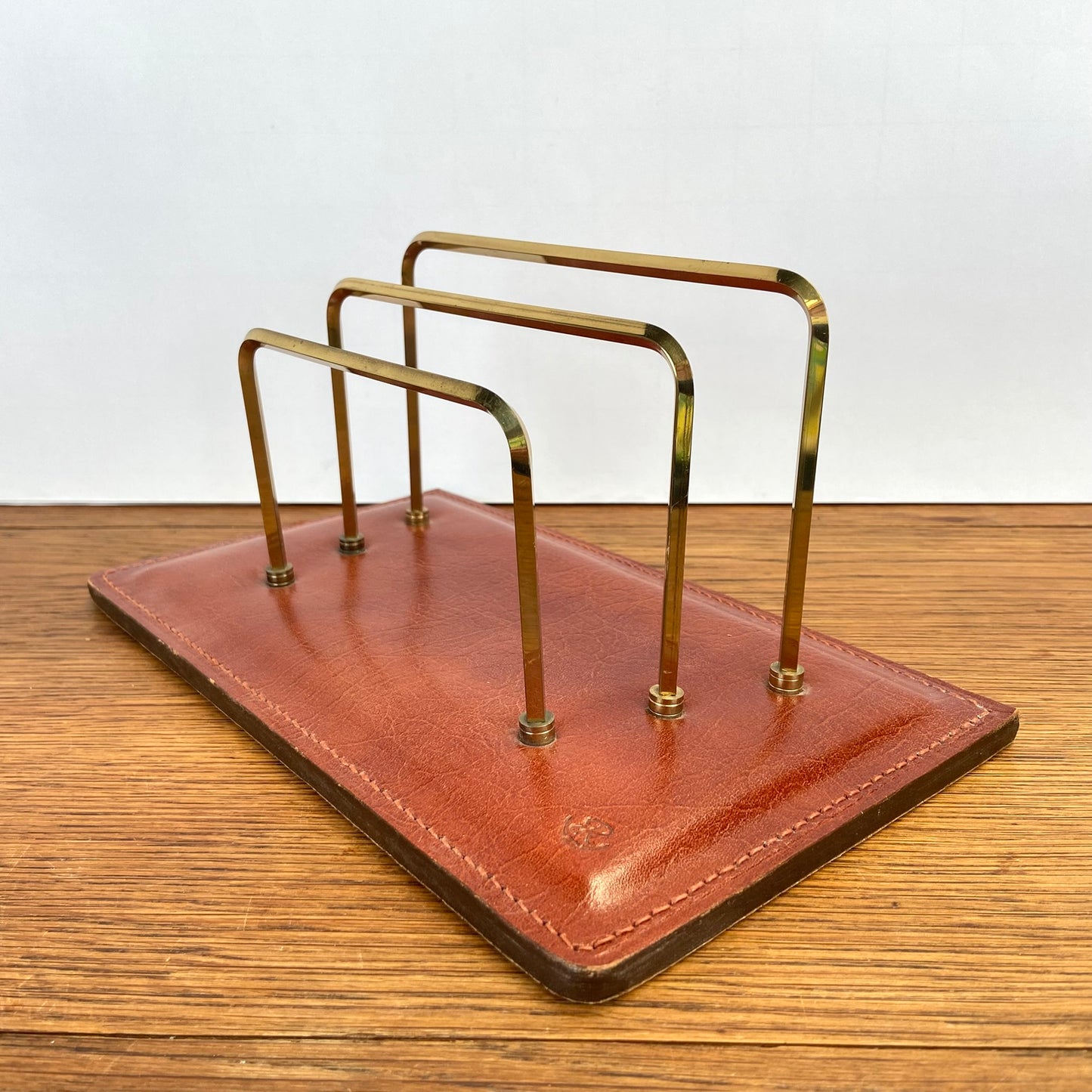 Vintage brievenhouder met leer en messing