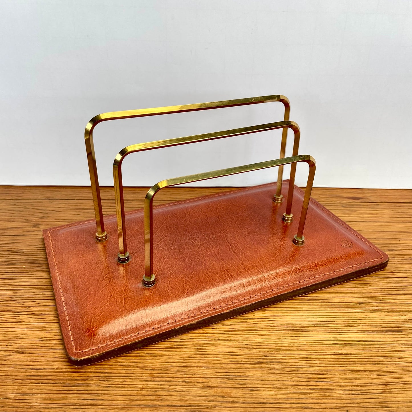 Vintage brievenhouder met leer en messing