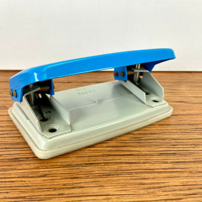 Vintage blauwe perforator