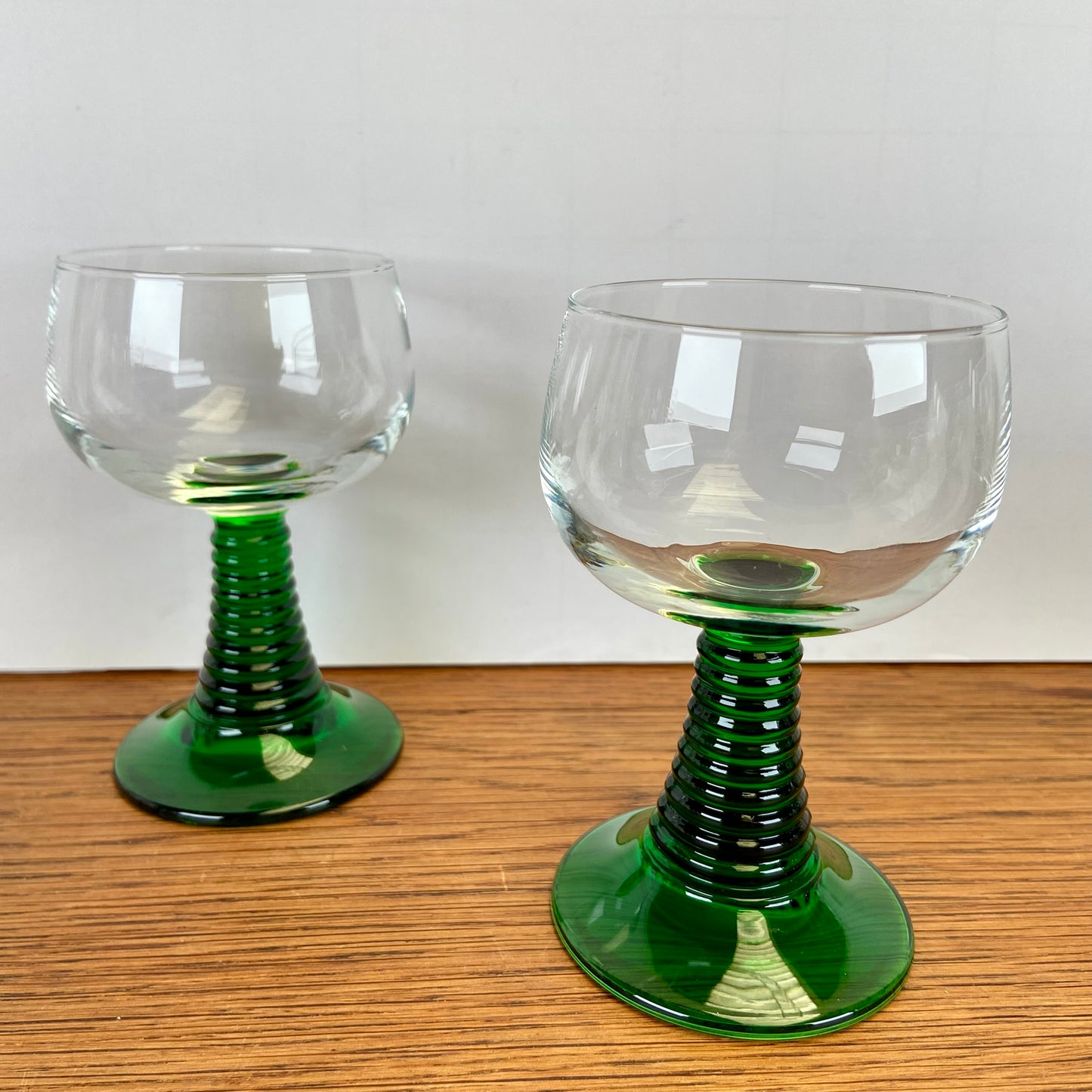 Vintage groene wijnglazen met ribbel