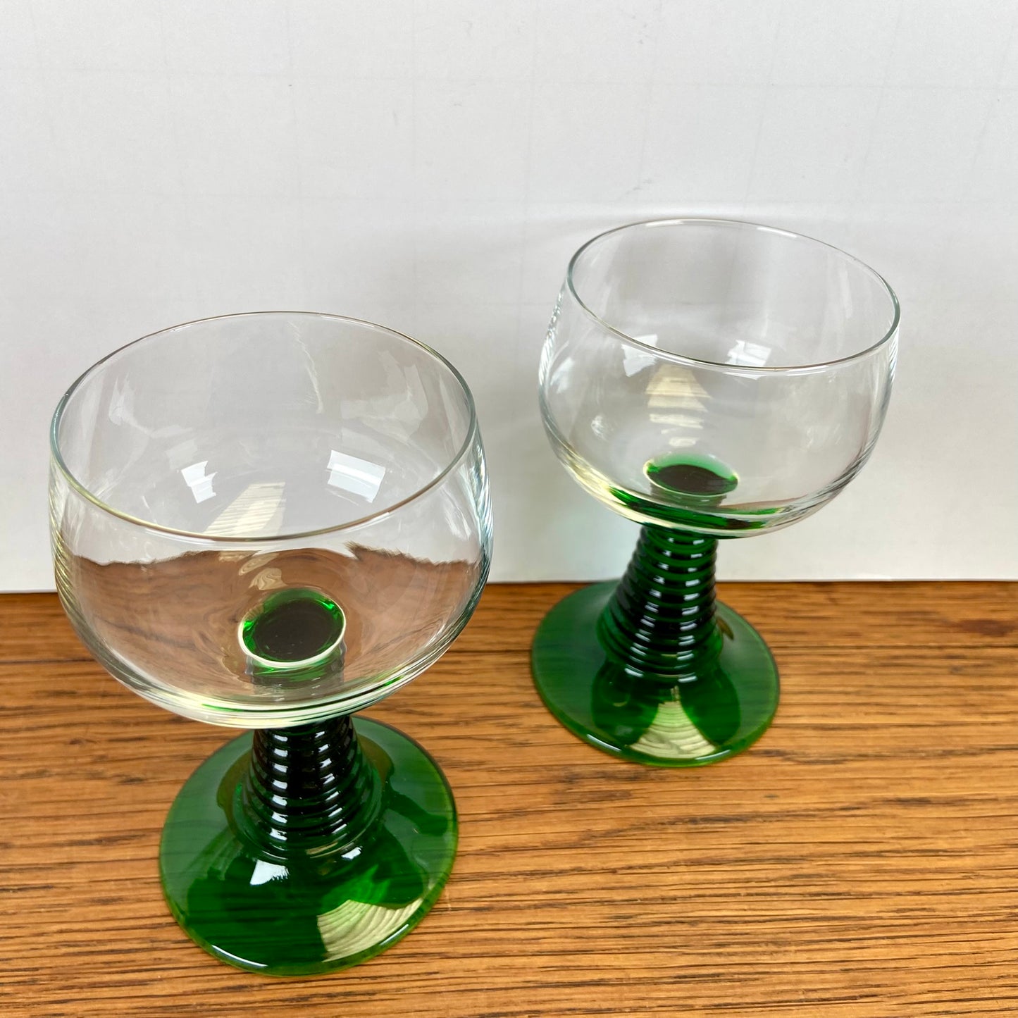 Vintage groene wijnglazen met ribbel