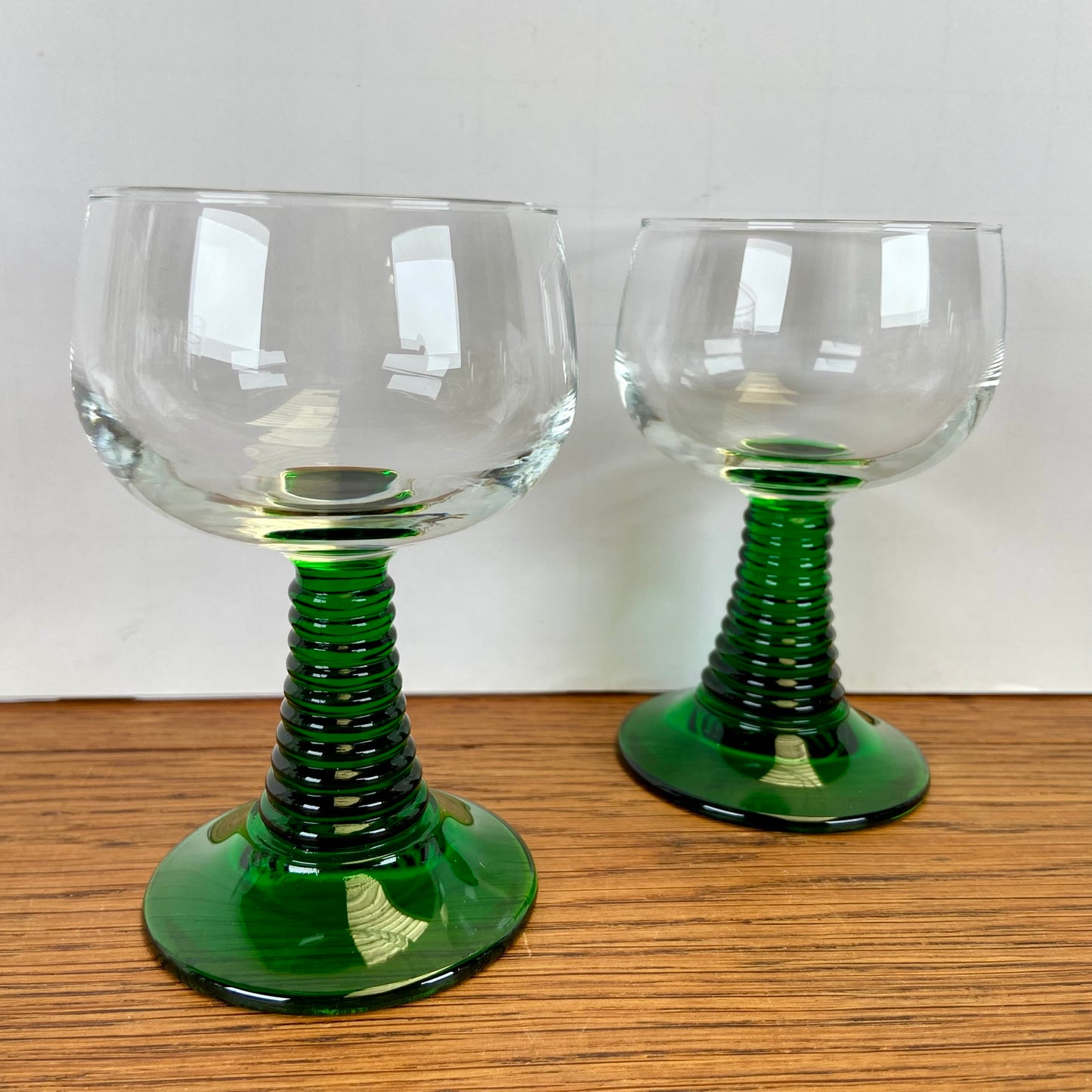 Vintage groene wijnglazen met ribbel