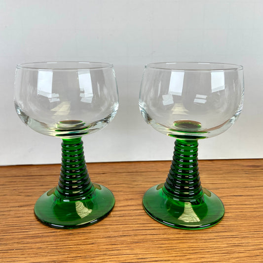 Vintage groene wijnglazen met ribbel