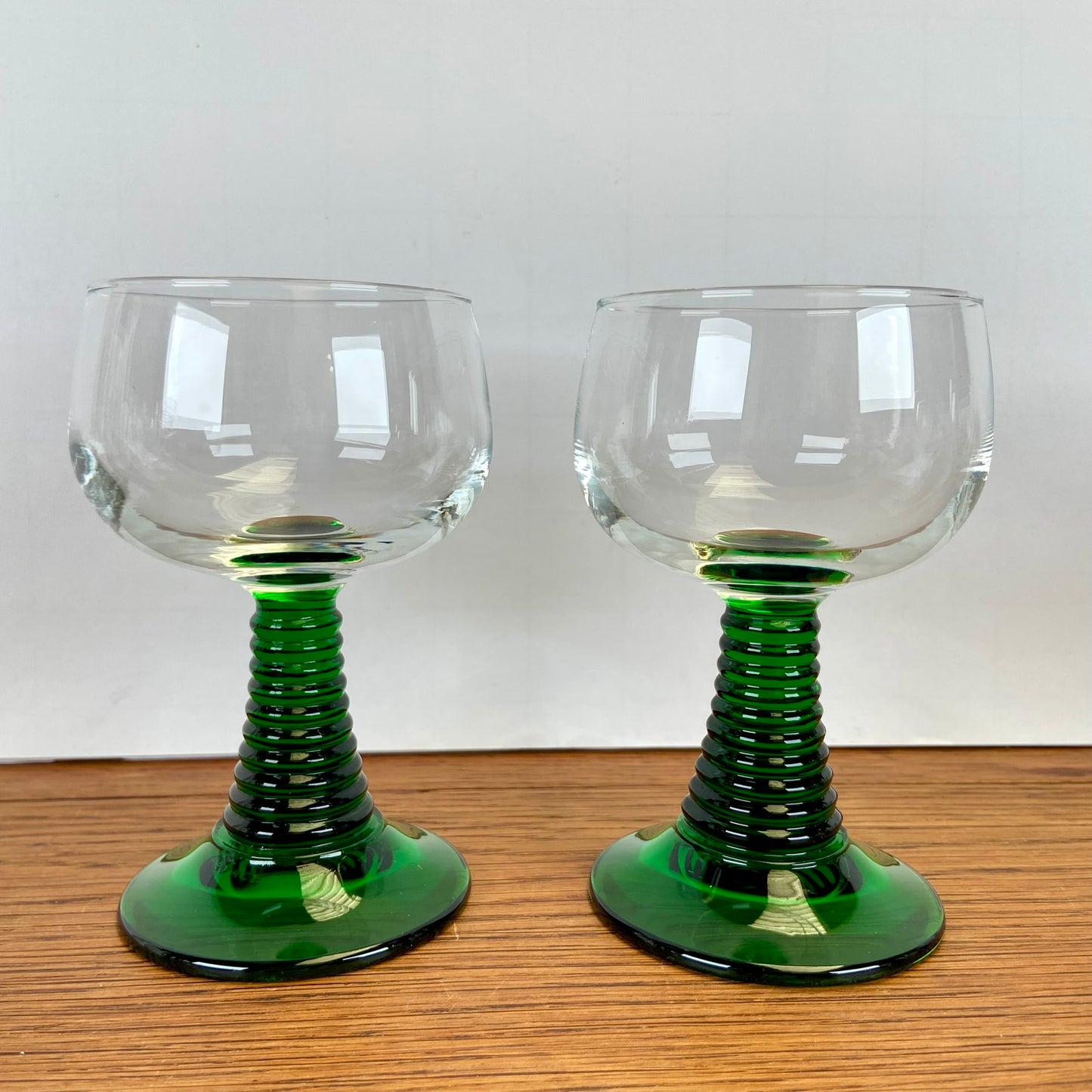 Vintage groene wijnglazen met ribbel