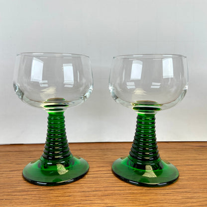 Vintage groene wijnglazen met ribbel