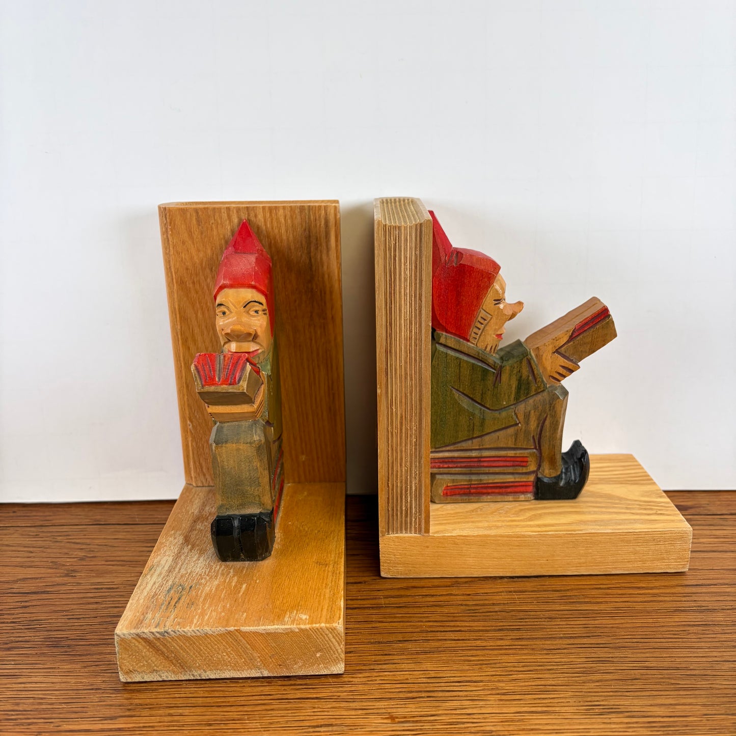 Vintage houten boekensteunen kabouters