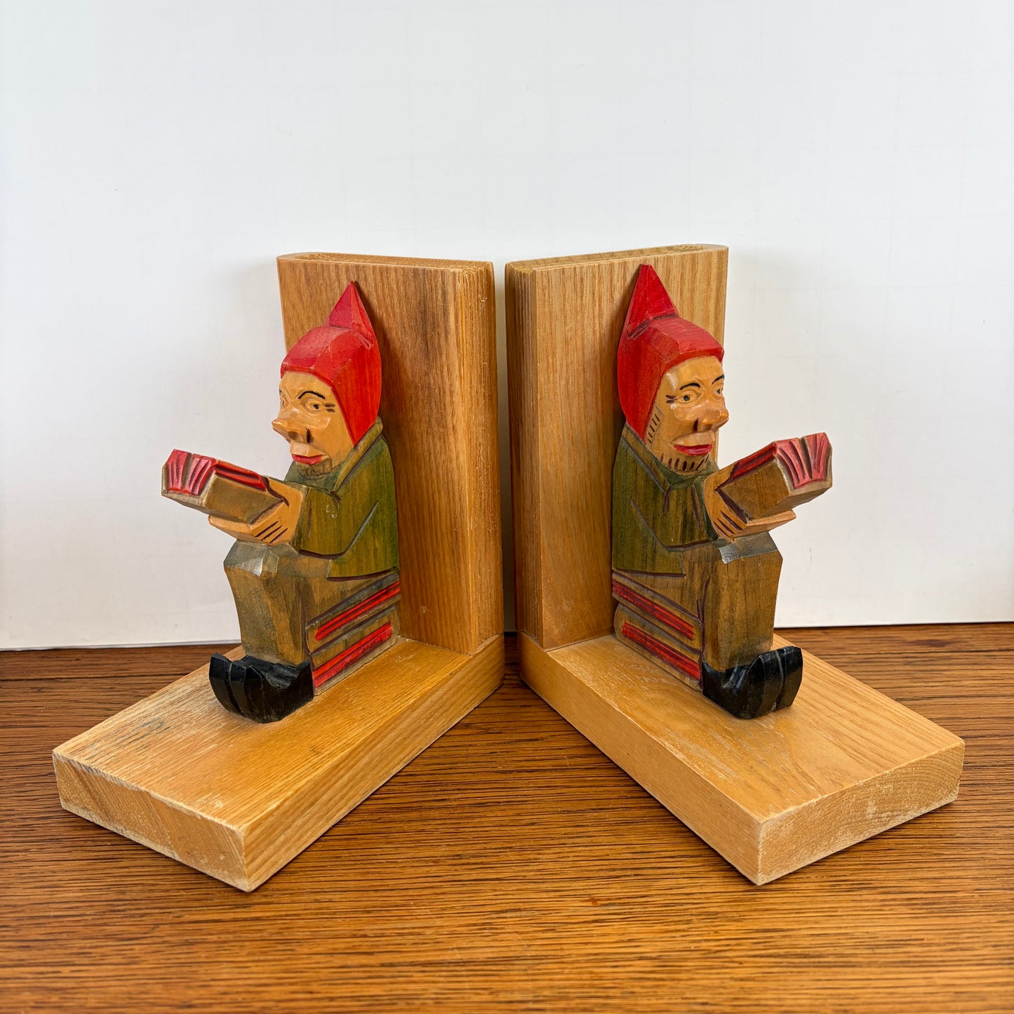 Vintage houten boekensteunen kabouters