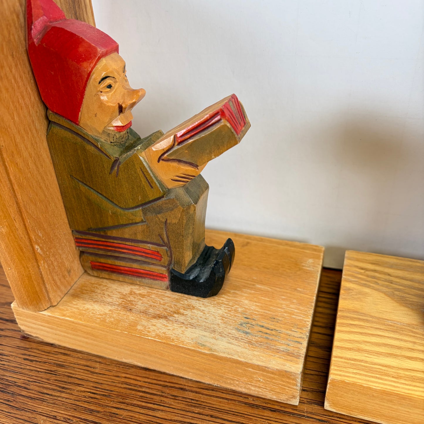Vintage houten boekensteunen kabouters
