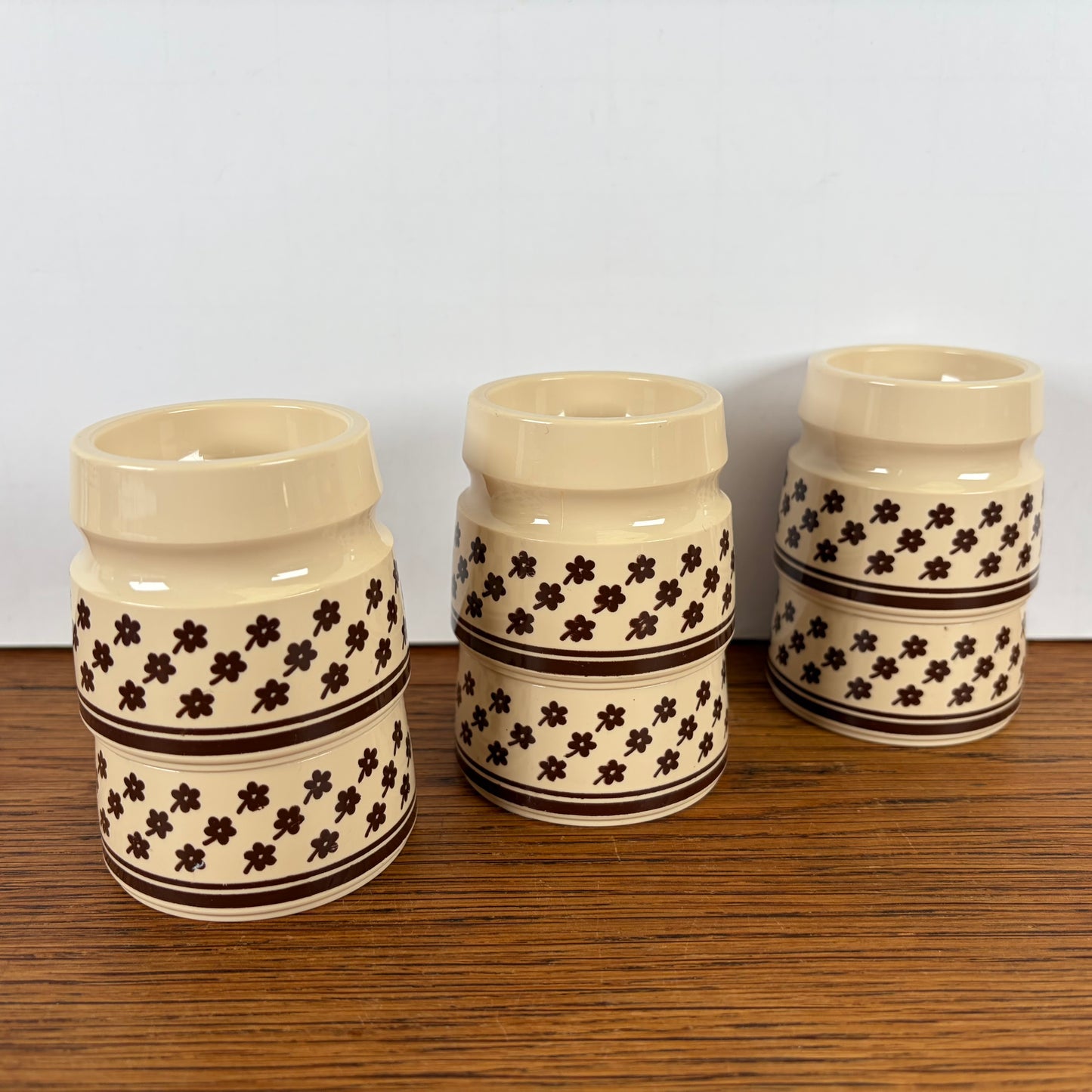 Vintage eierdopjes creme bruine bloem