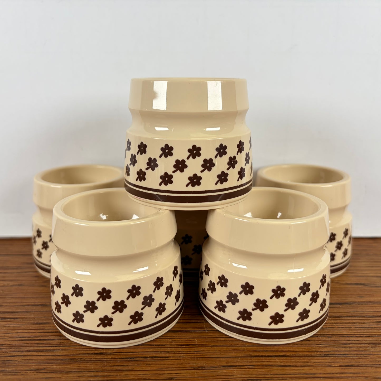 Vintage eierdopjes creme bruine bloem