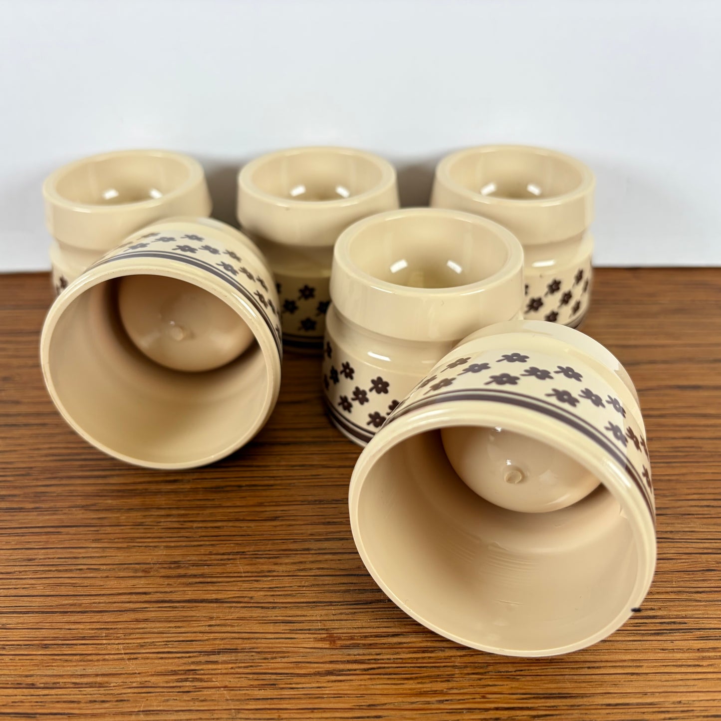 Vintage eierdopjes creme bruine bloem