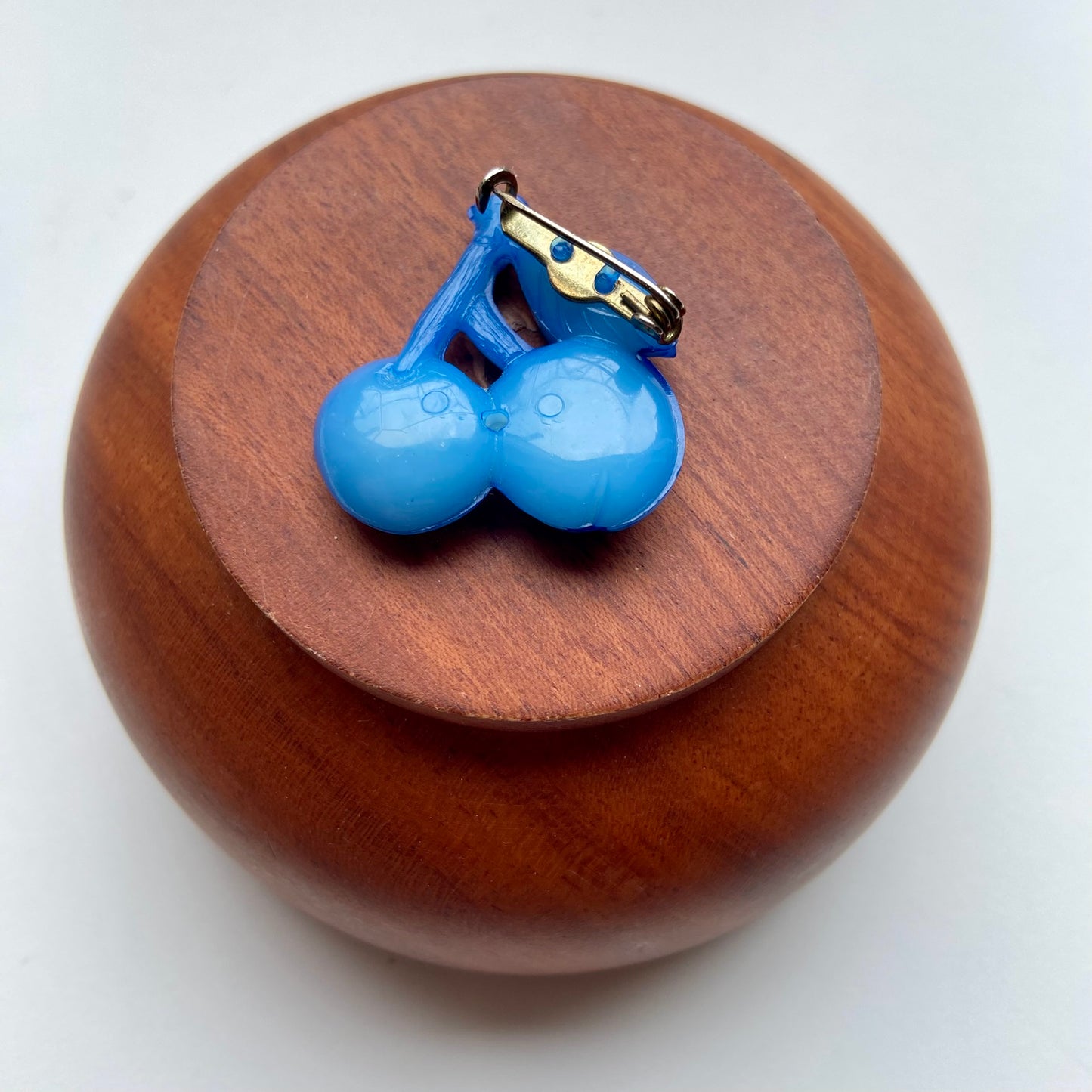 Vintage broche blauwe kersen