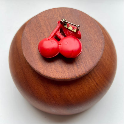 Vintage broche rode kersen