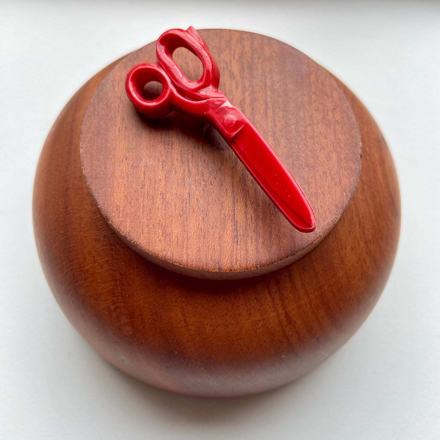 Vintage broche rode schaar