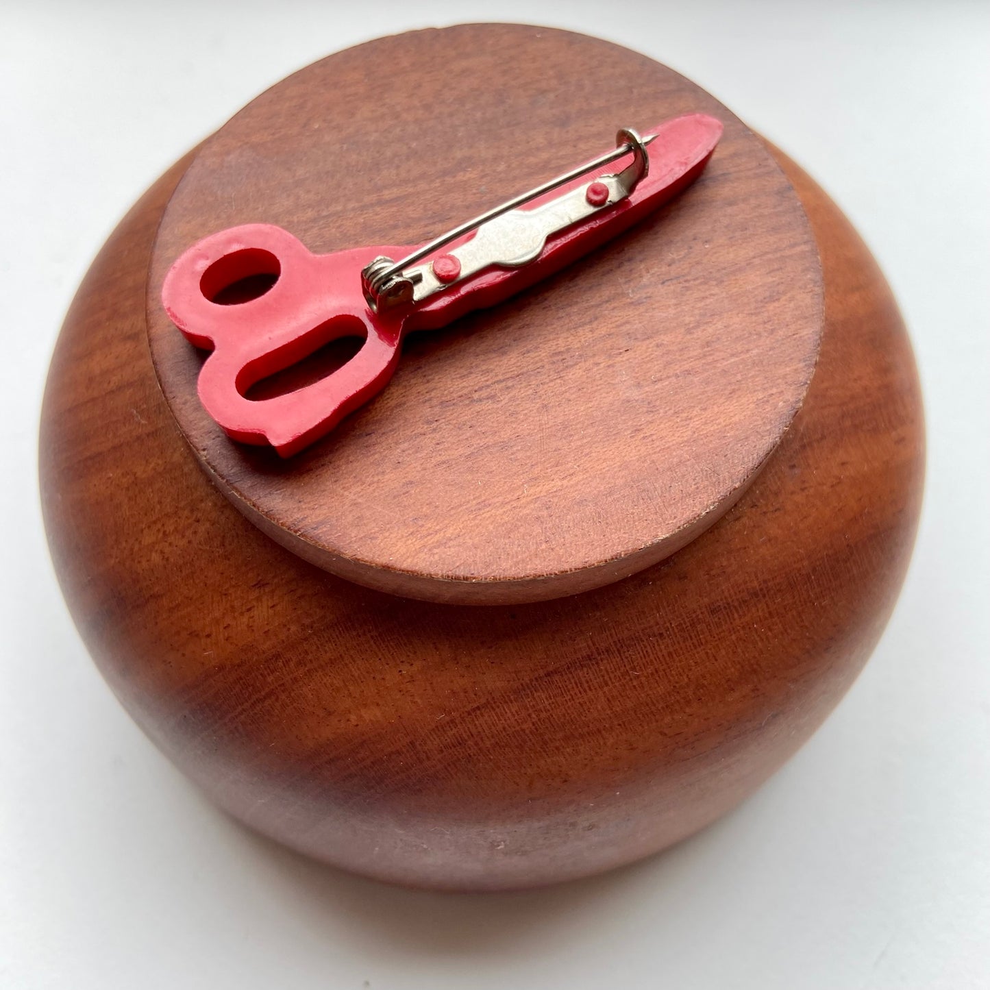Vintage broche rode schaar