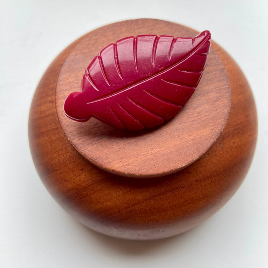Vintage broche bordeaux blaadje