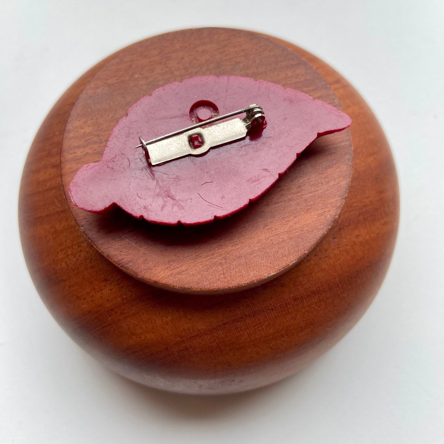 Vintage broche bordeaux blaadje
