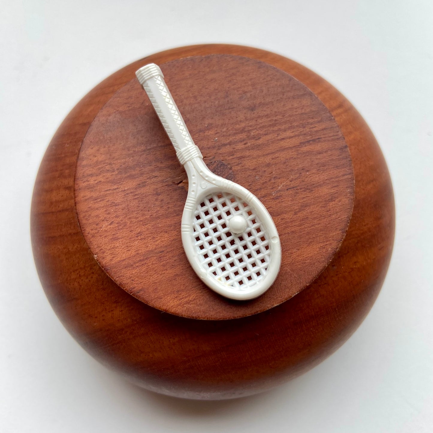 Vintage broche tennisracket wit