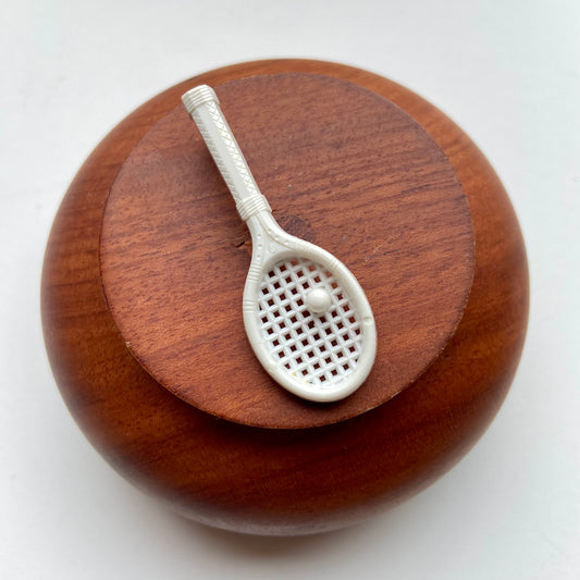 Vintage broche tennisracket wit