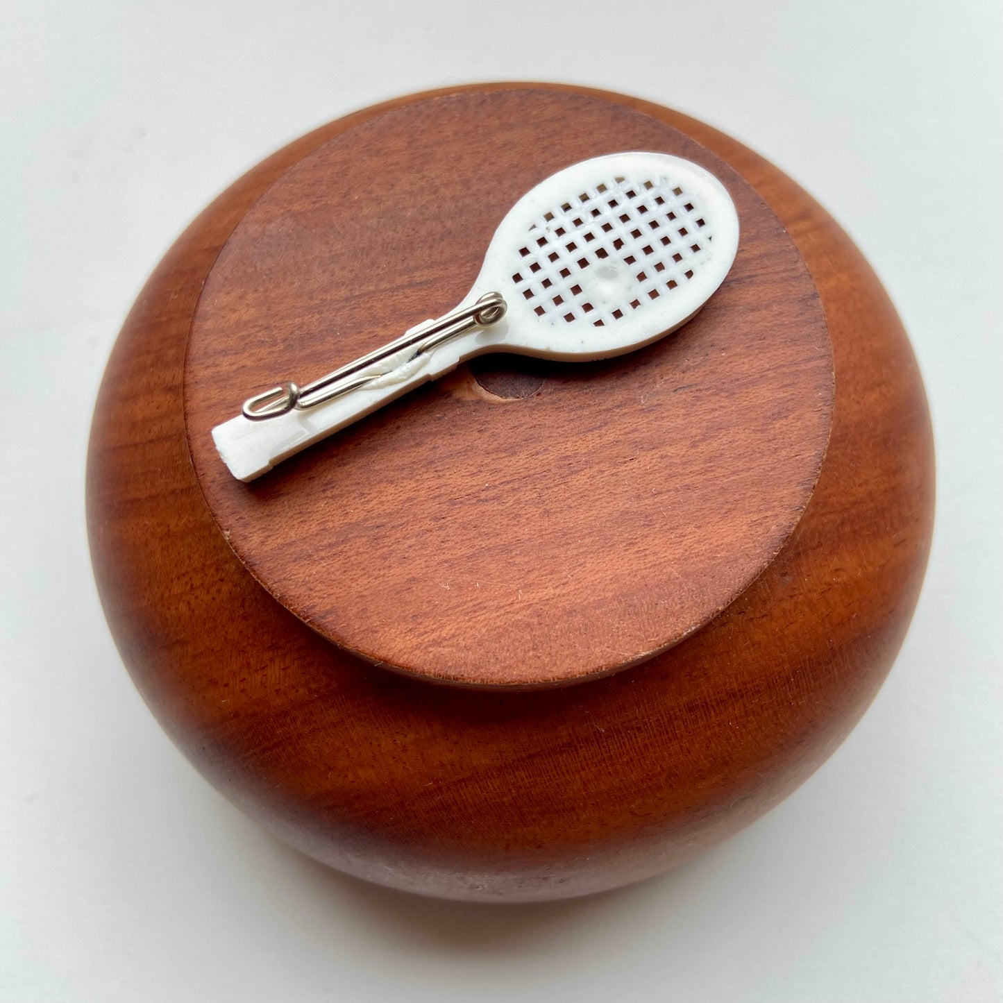 Vintage broche tennisracket wit