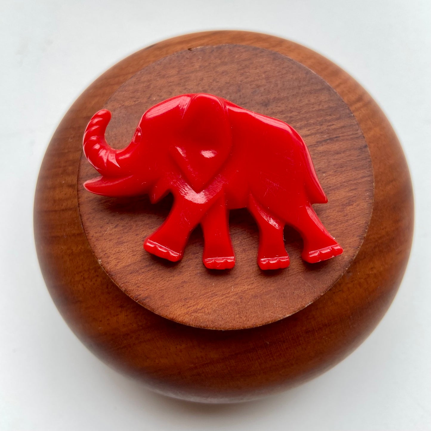 Vintage broche rode olifant