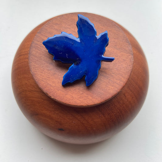 Vintage broche blauw blaadje