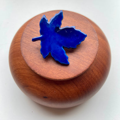 Vintage broche blauw blaadje