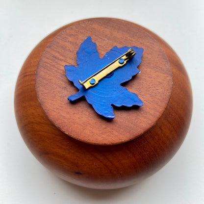 Vintage broche blauw blaadje