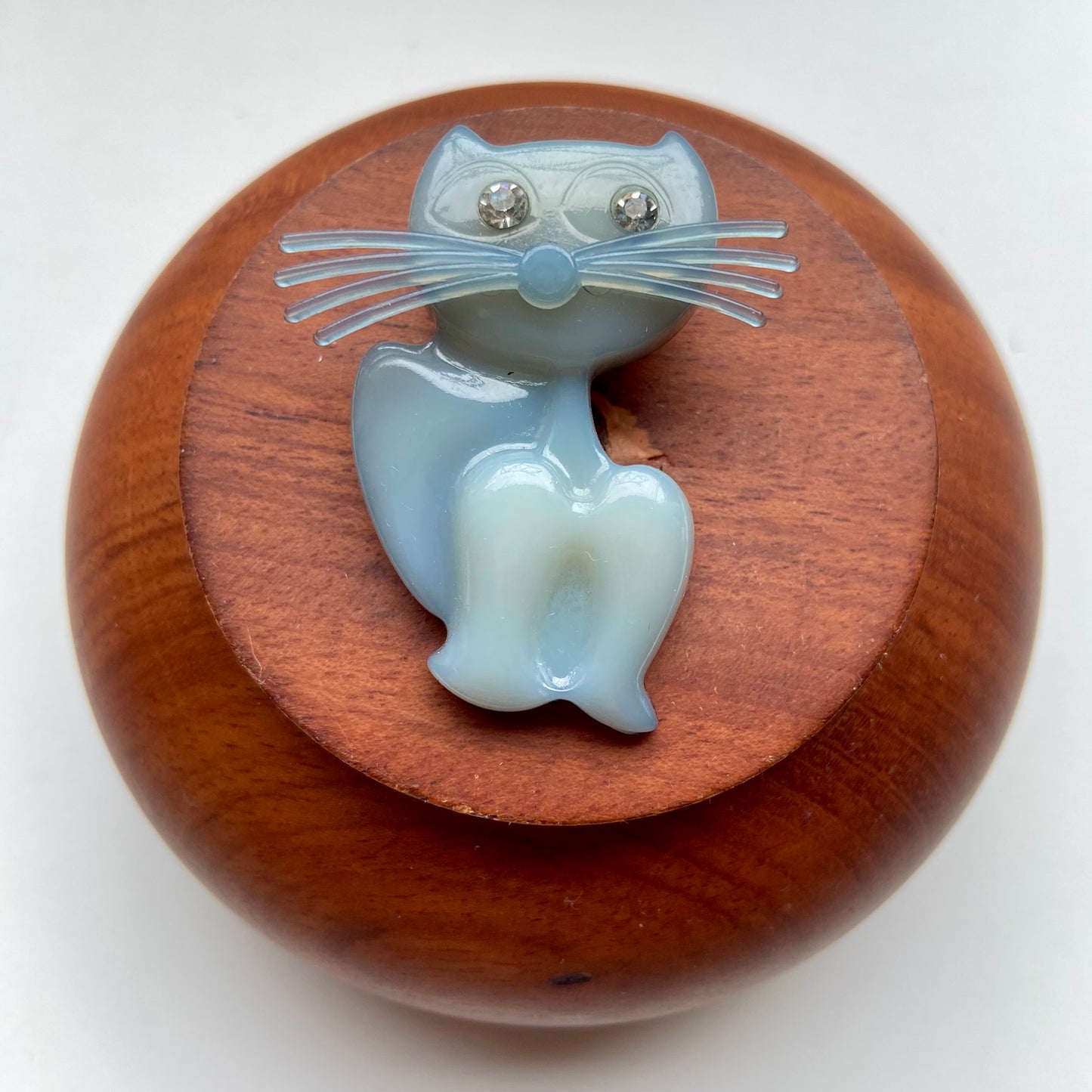 Vintage broche kat grijs