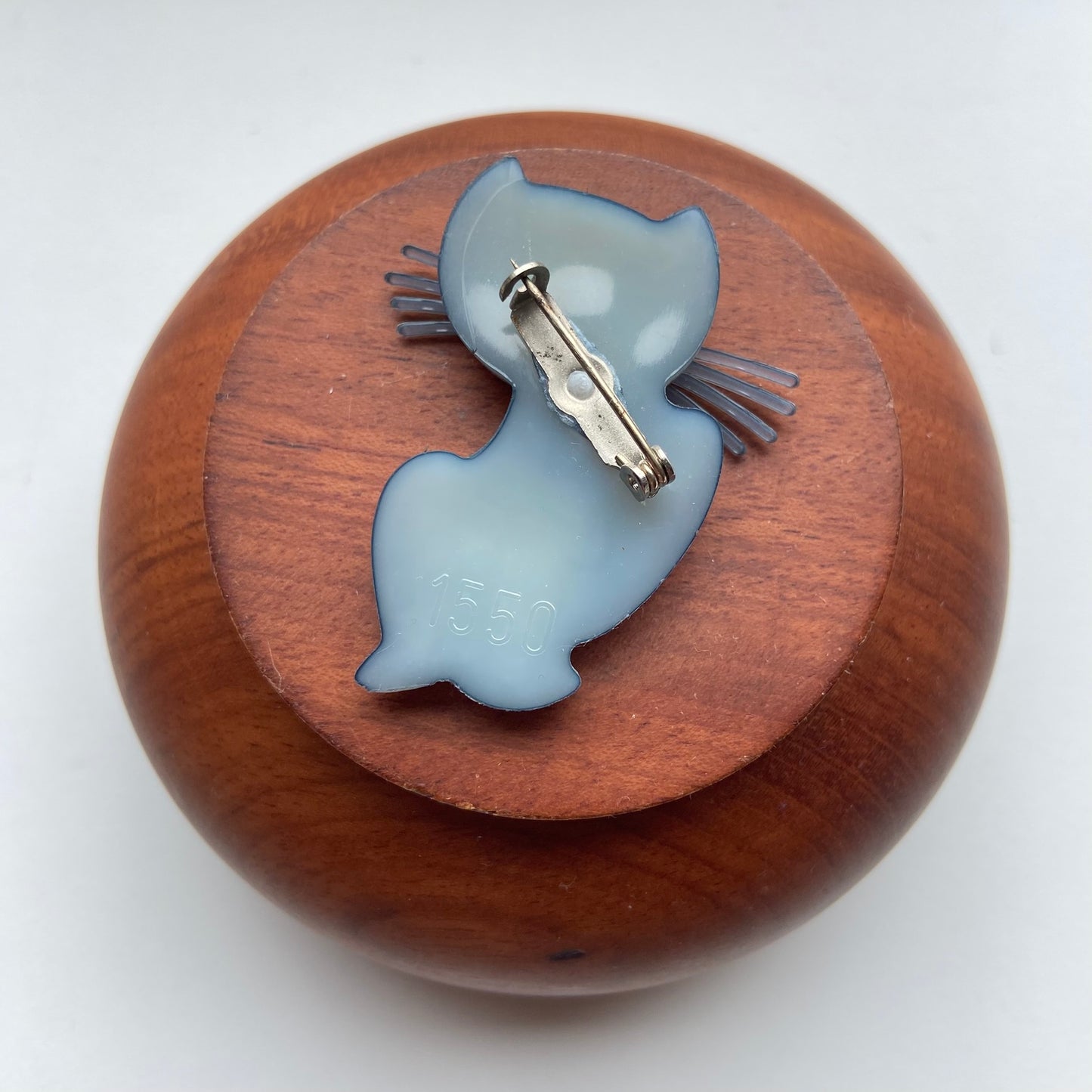 Vintage broche kat grijs