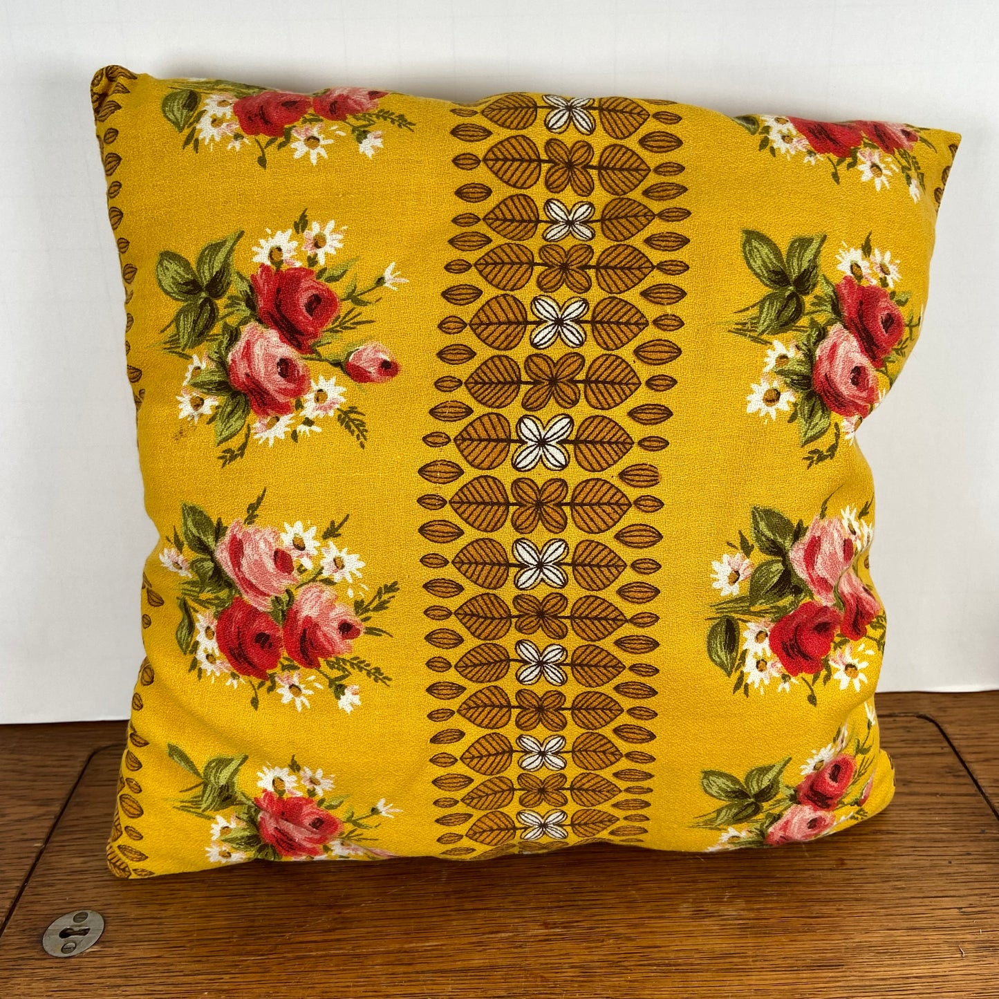 Vintage geel kussen met bloemen