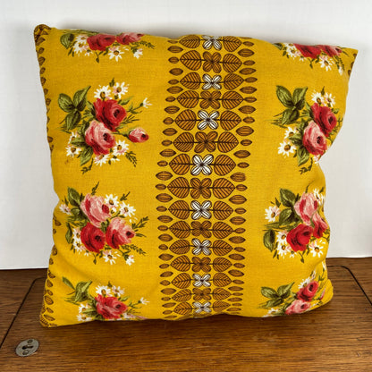 Vintage geel kussen met bloemen