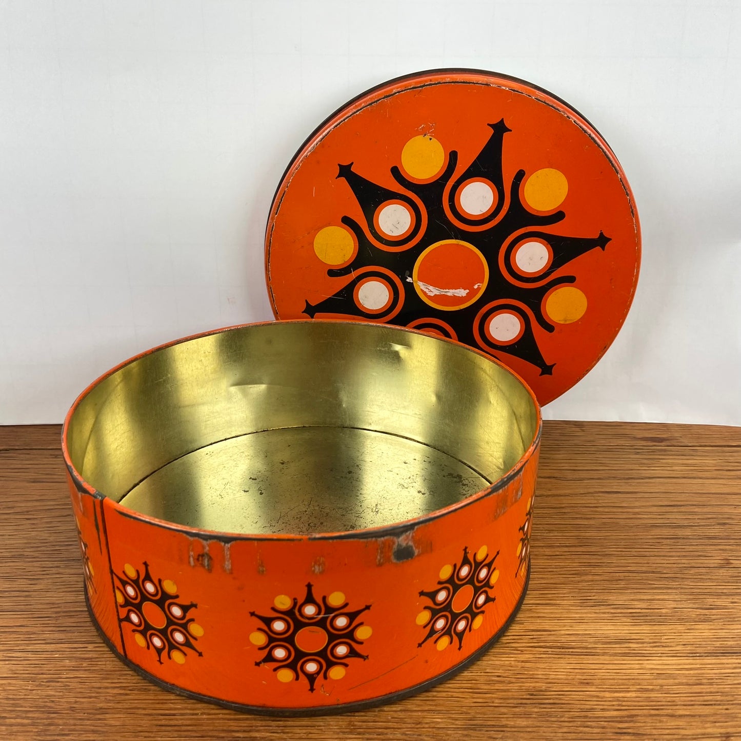 Vintage koekjesblik oranje