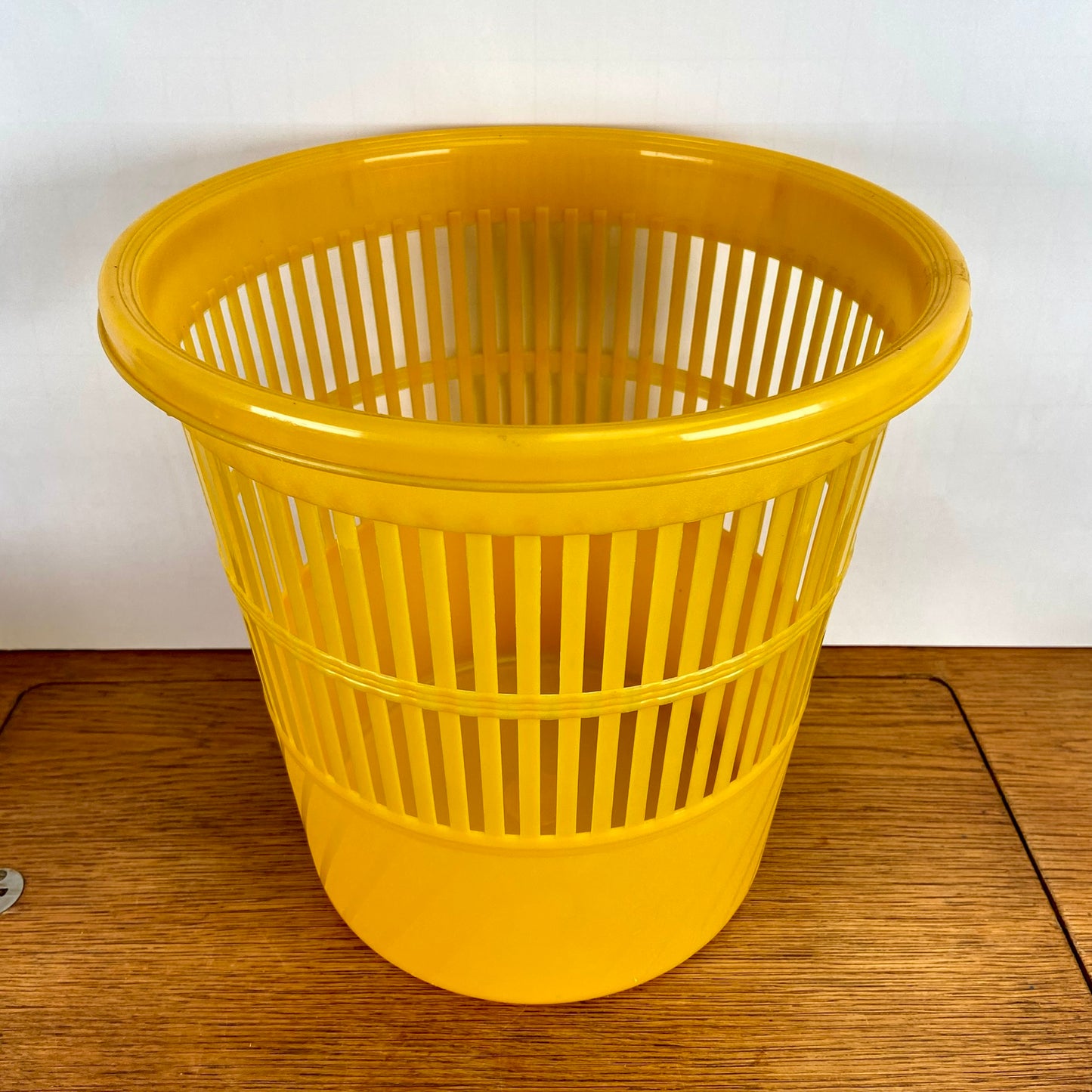 Vintage plastic prullenbak geel