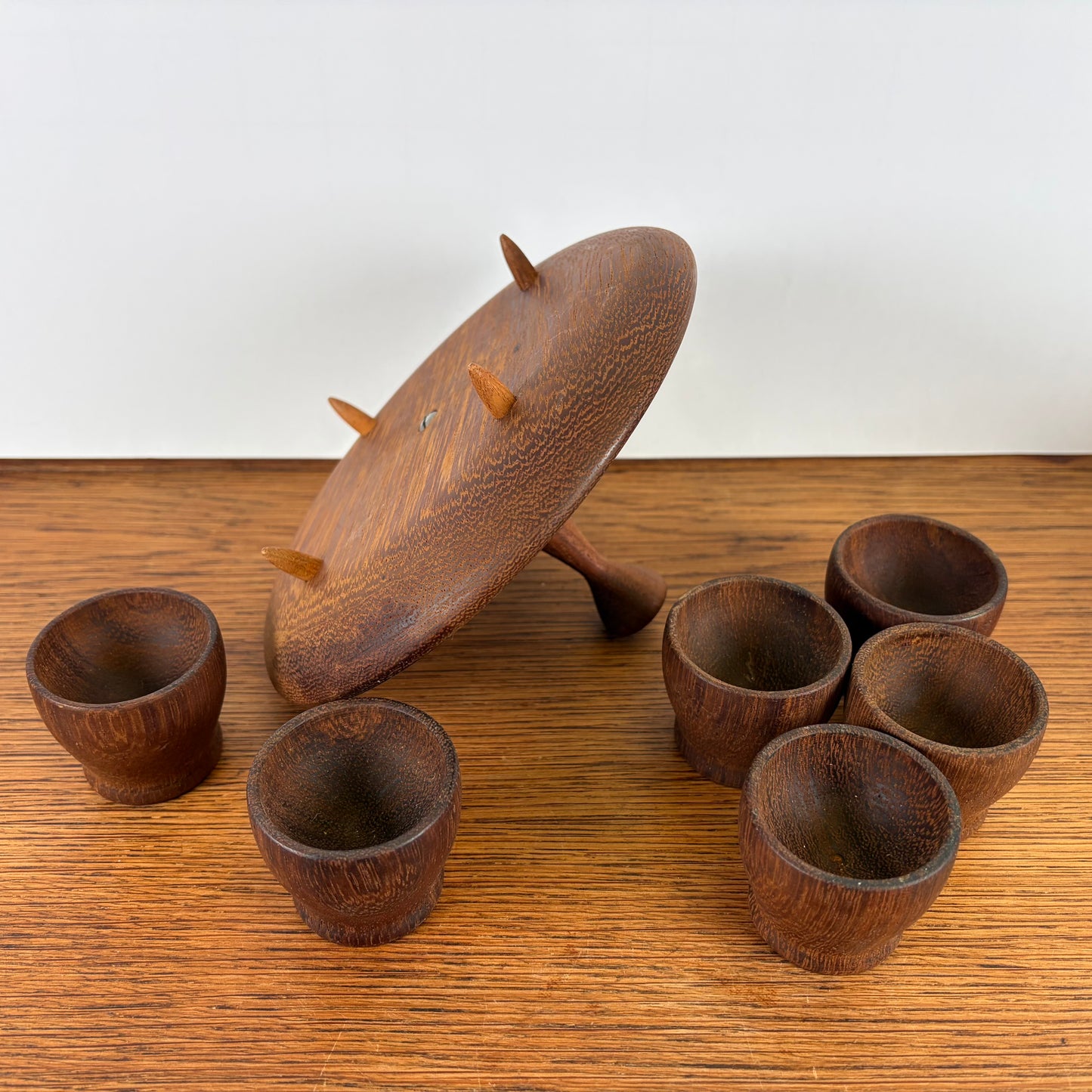 Vintage houten eierdopjes met houder