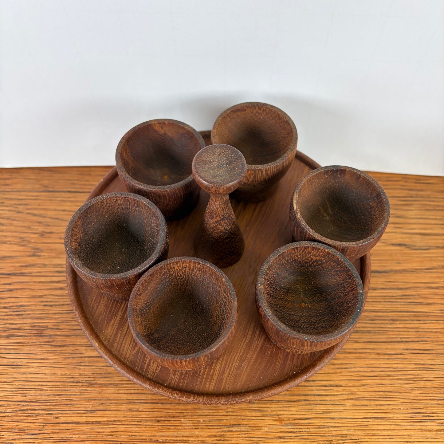 Vintage houten eierdopjes met houder