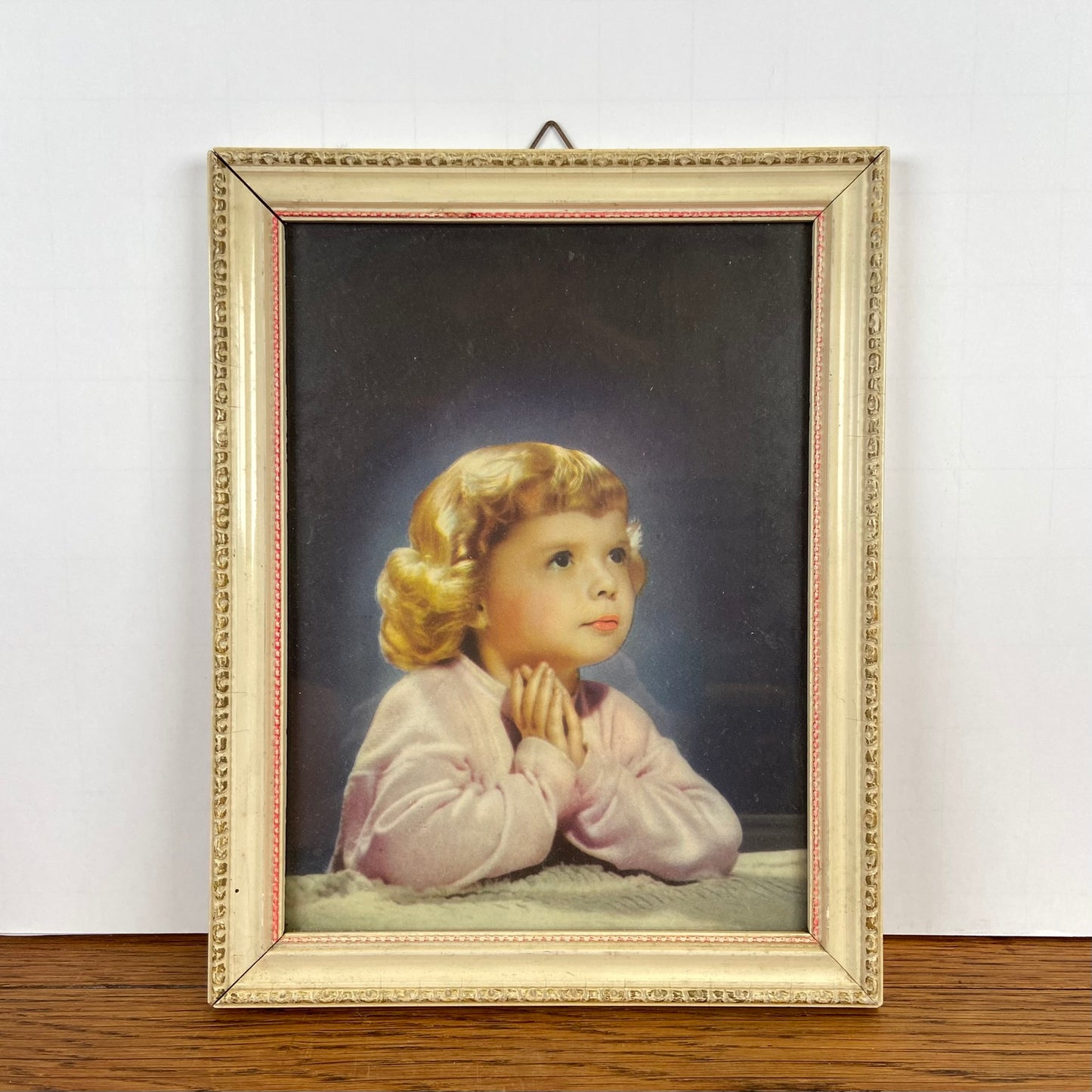 Vintage schilderijtje biddend meisje
