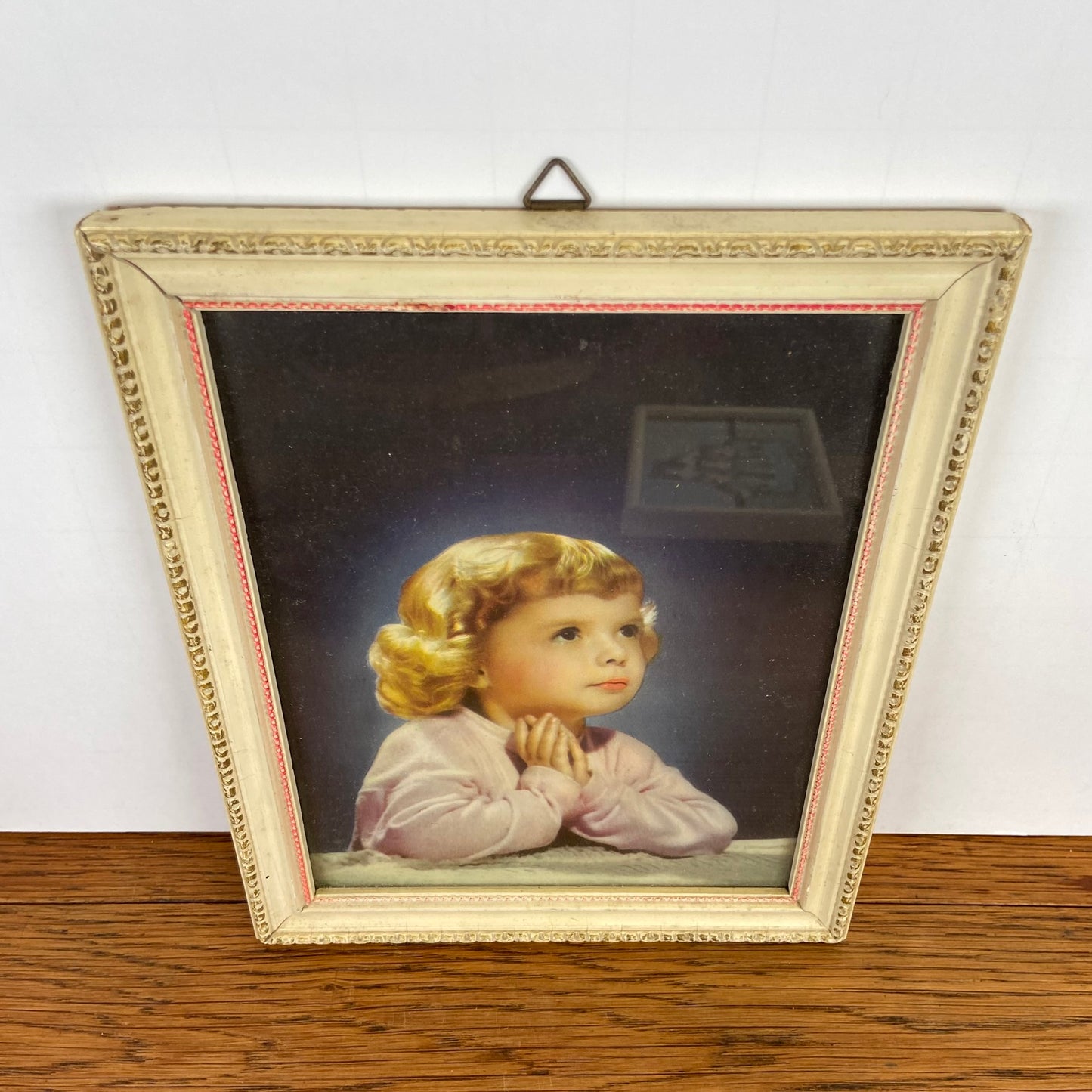 Vintage schilderijtje biddend meisje