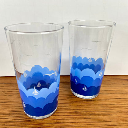 2 vintage glazen zee met scheepjes