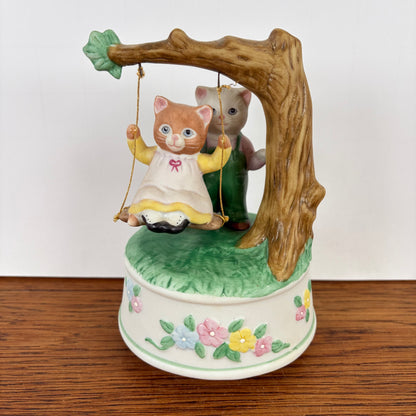 Vintage muziekdoosje Kitty Cucumber schommel