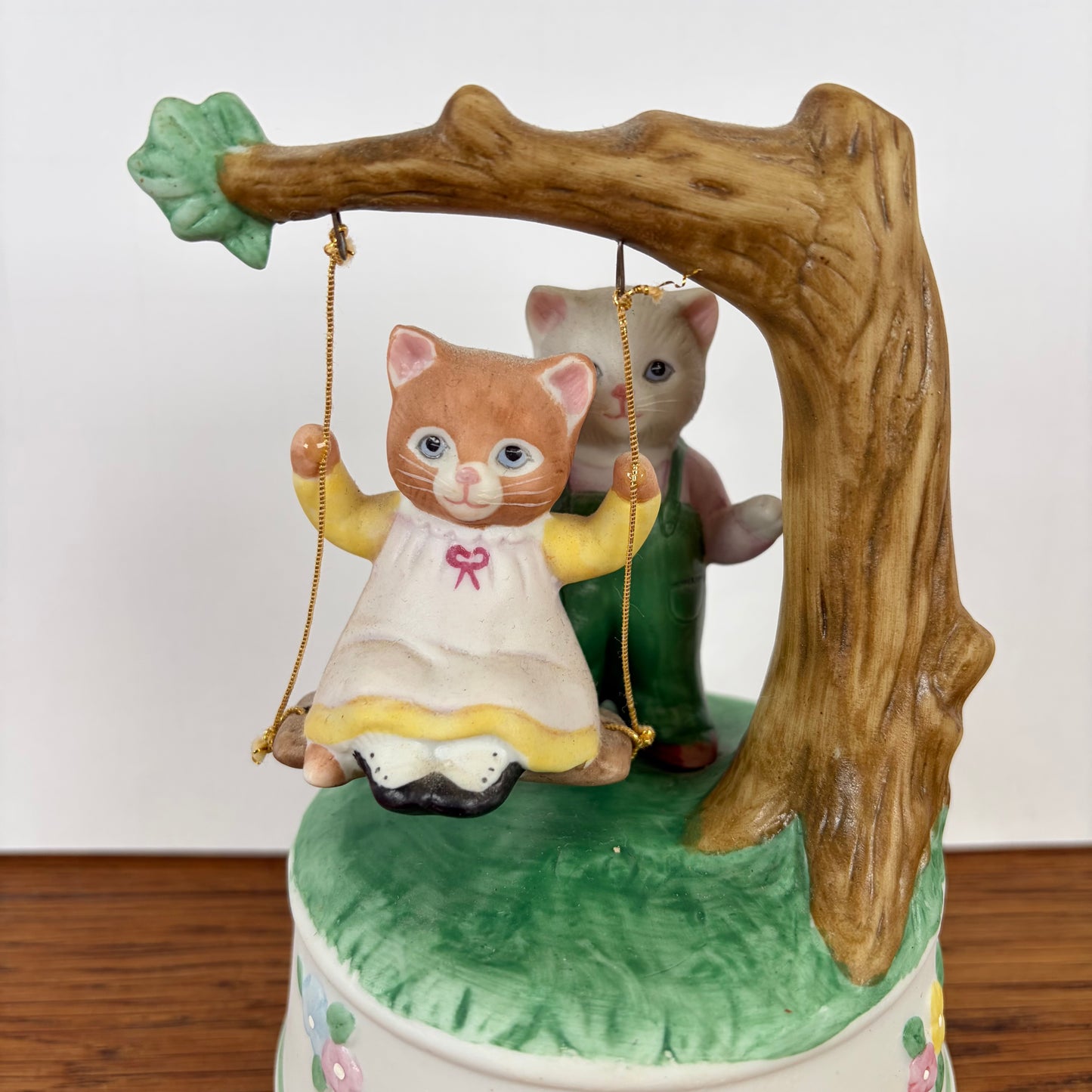 Vintage muziekdoosje Kitty Cucumber schommel